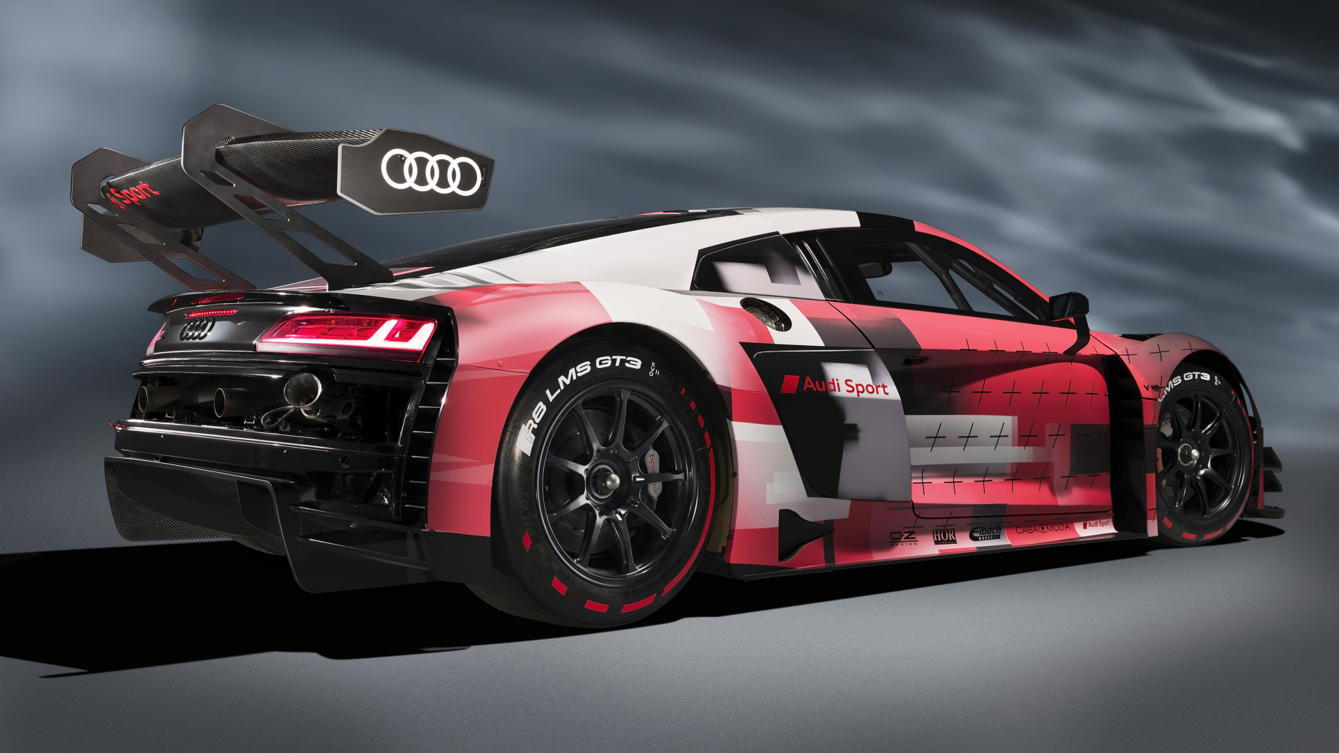 Гоночный автомобиль Audi R8 LMS GT3 Evo II 2022 года на сером фоне