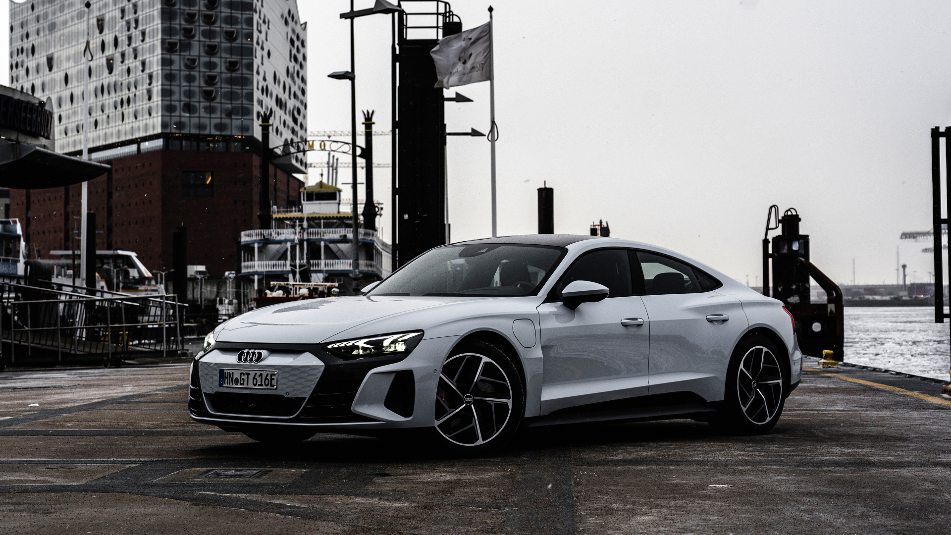 Серебристый Audi E-Tron GT Quattro 2021 года в порту