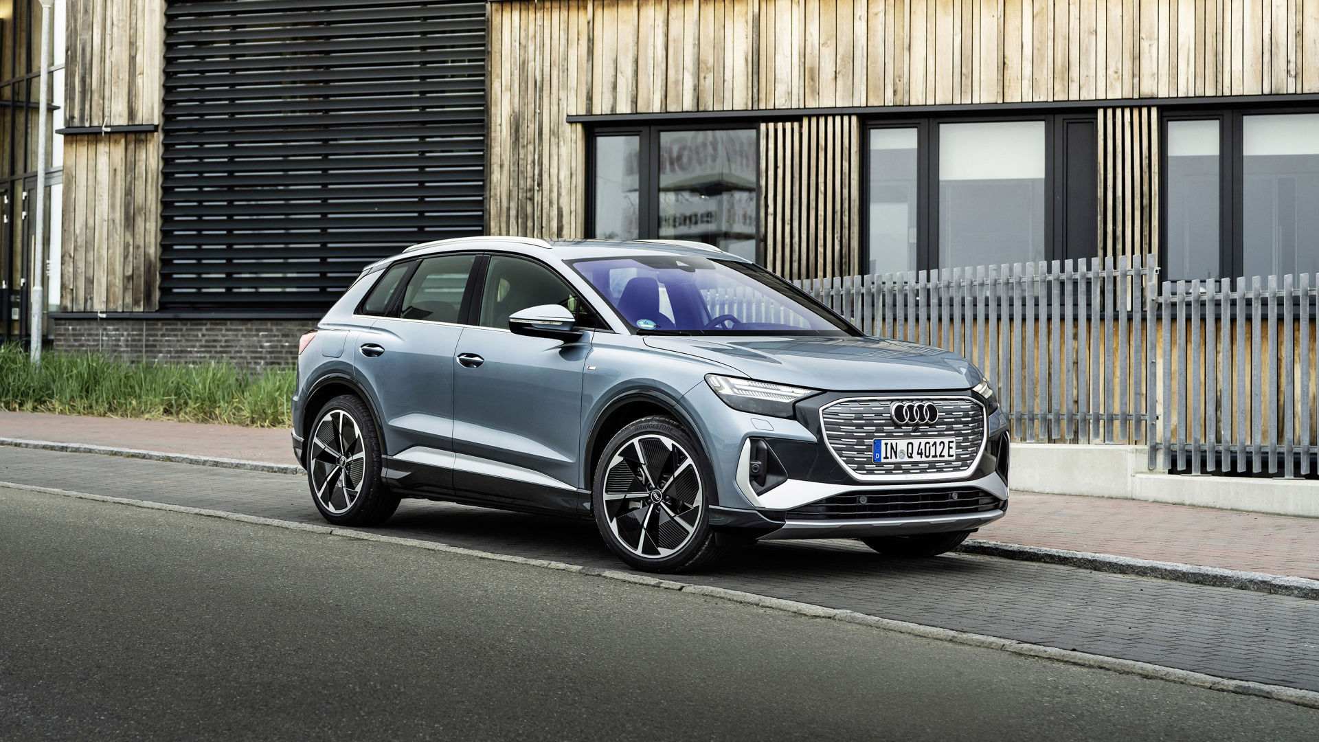 Автомобиль Audi Q4 45 E-Tron Quattro S Line 2021 года у дома 