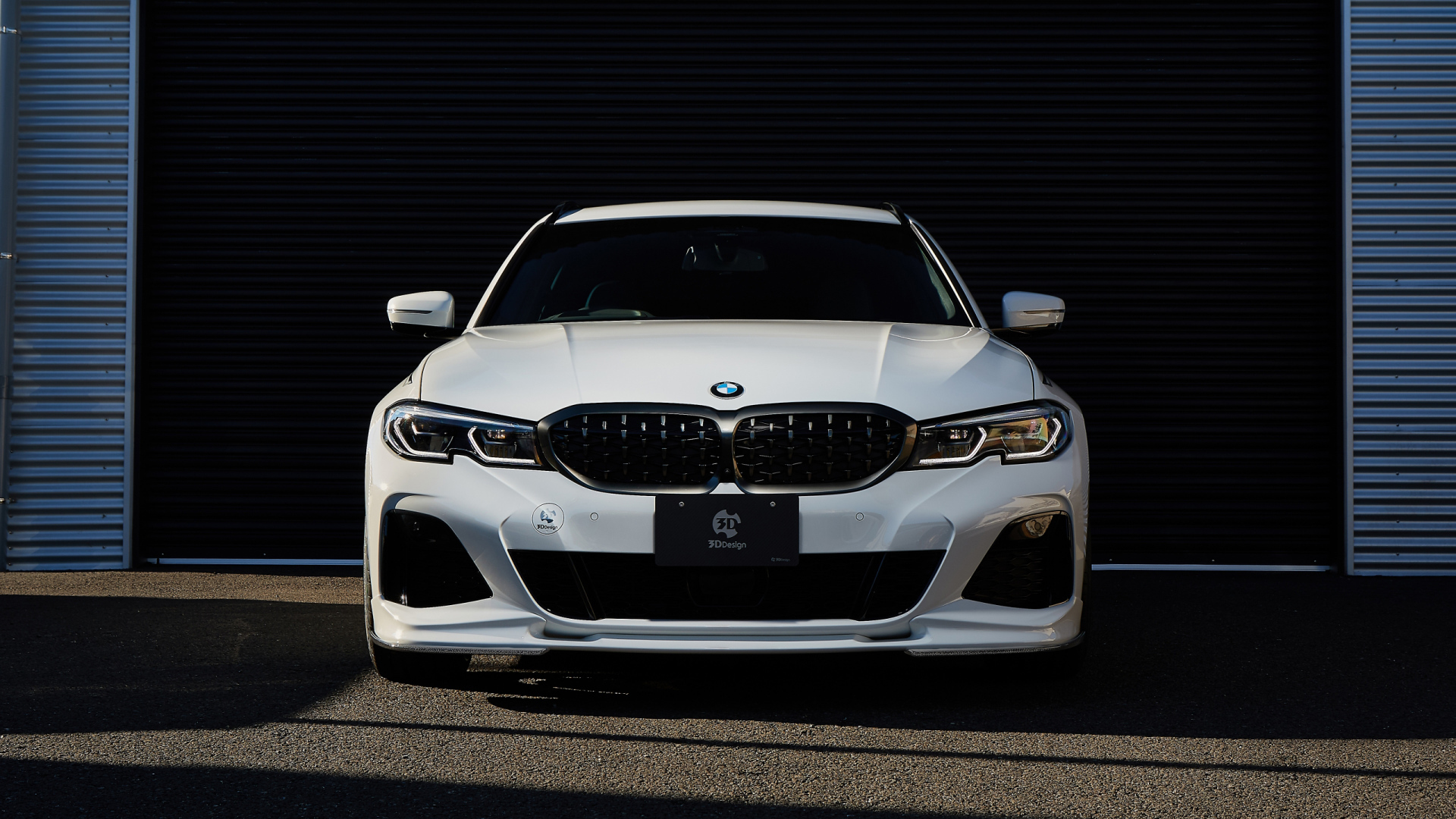 Белый автомобиль BMW M340i XDrive Touring 2021 года вид спереди