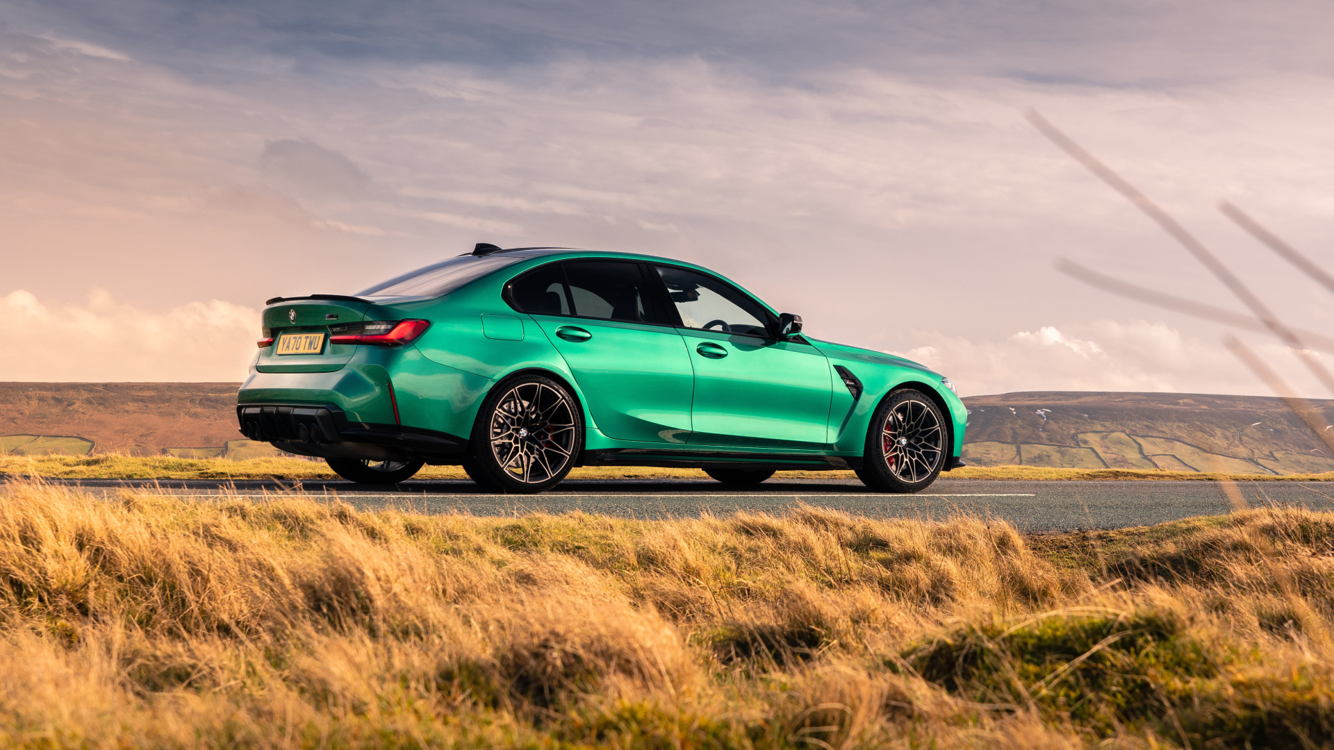 Автомобиль BMW M3 Competition 2021 года вид сзади