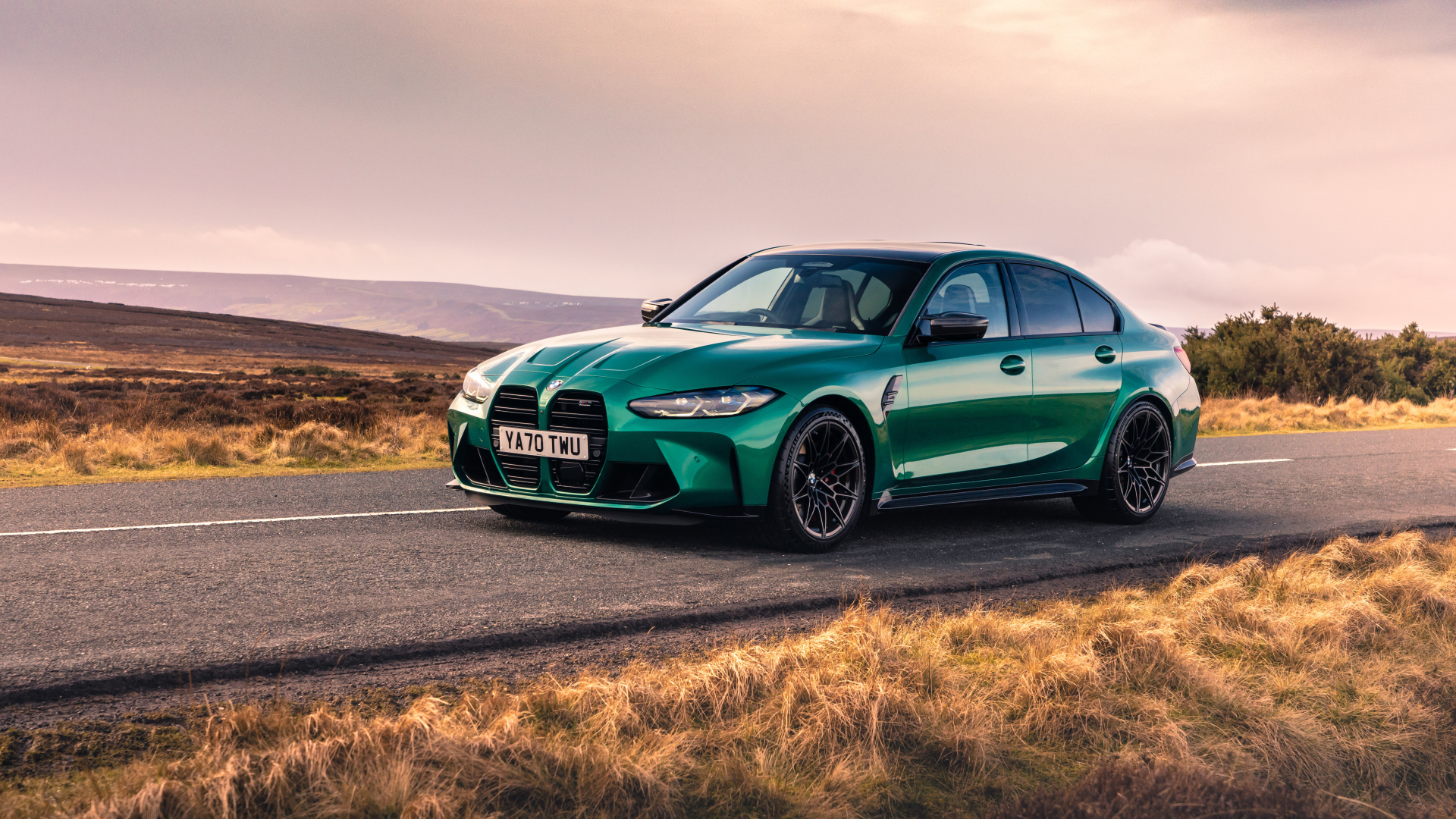 Автомобиль BMW M3 Competition 2021 года на дороге