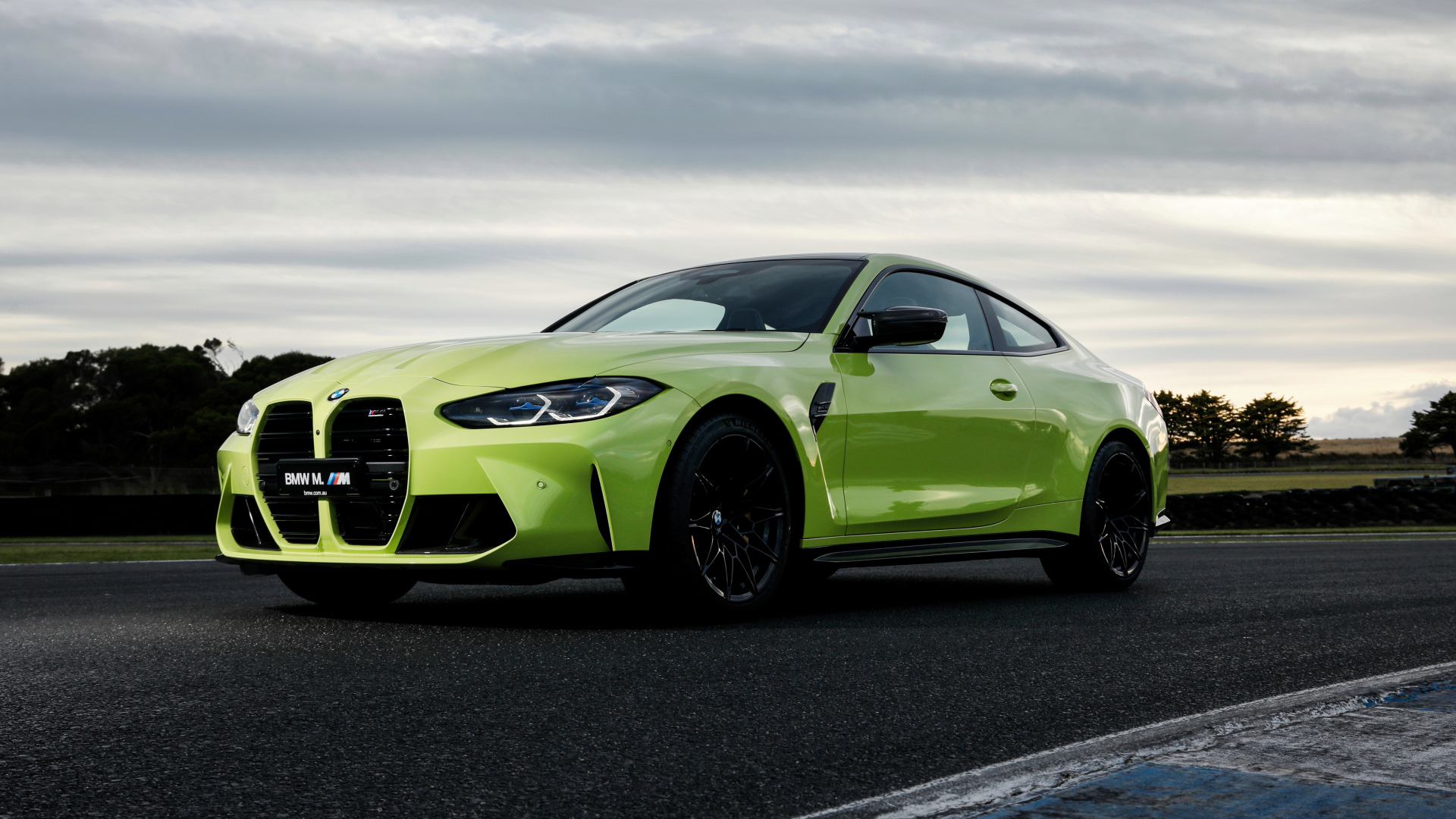 Автомобиль BMW M4 Competition 2021 года вид спереди