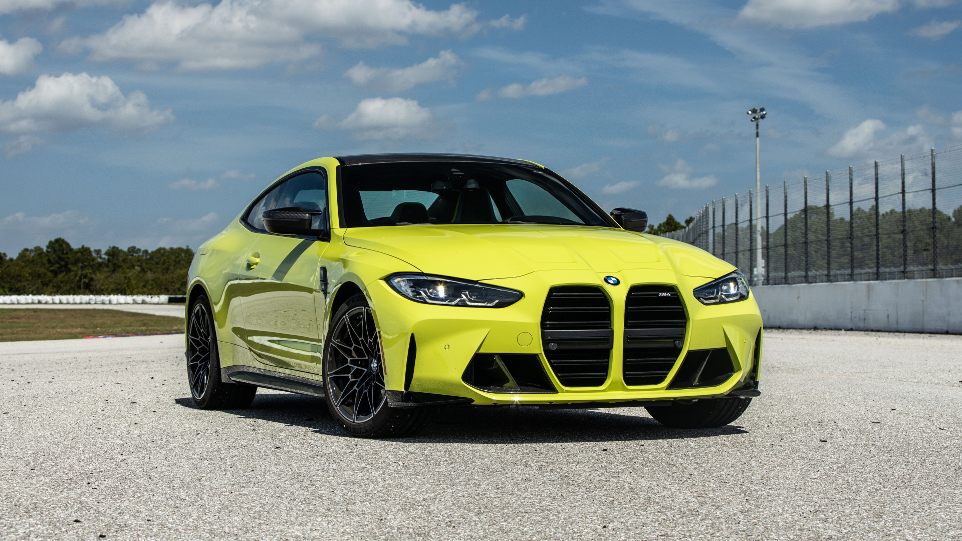 Автомобиль  BMW M4 Coupé, 2021 года на асфальте