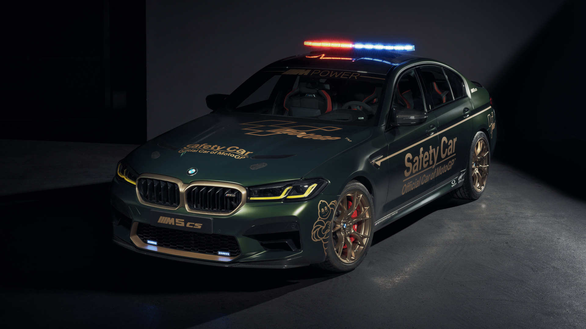 Служебный автомобиль BMW M5 CS MotoGP Safety Car 2021 года