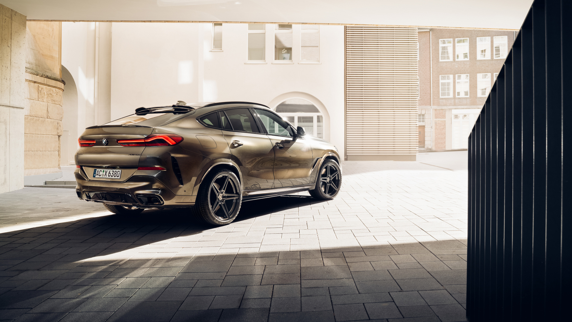 Коричневый внедорожник  BMW Schnitzer ACS6 4.0d 2021 года вид сзади