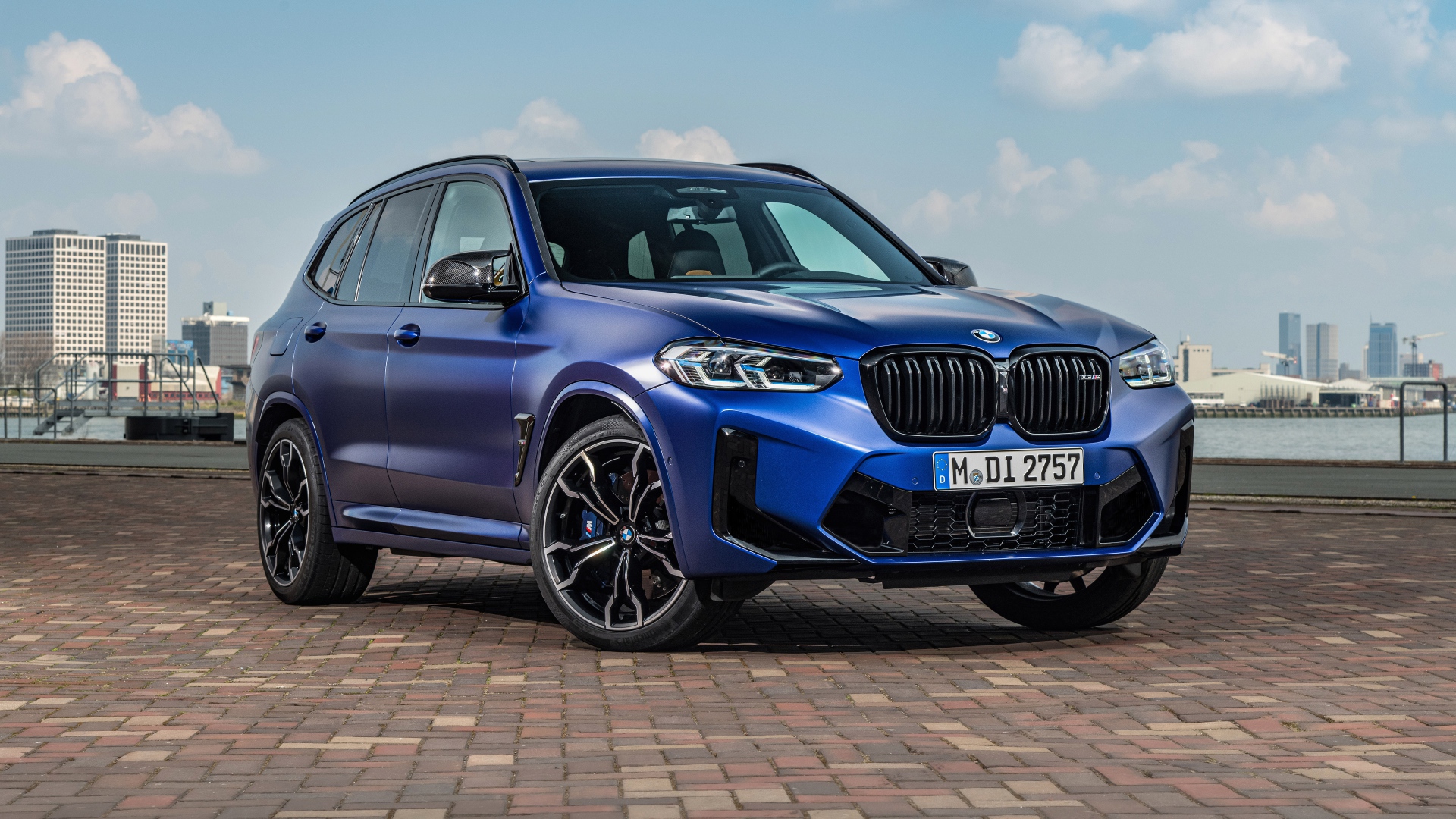 Синий автомобиль BMW X3 M Competition 2021 года