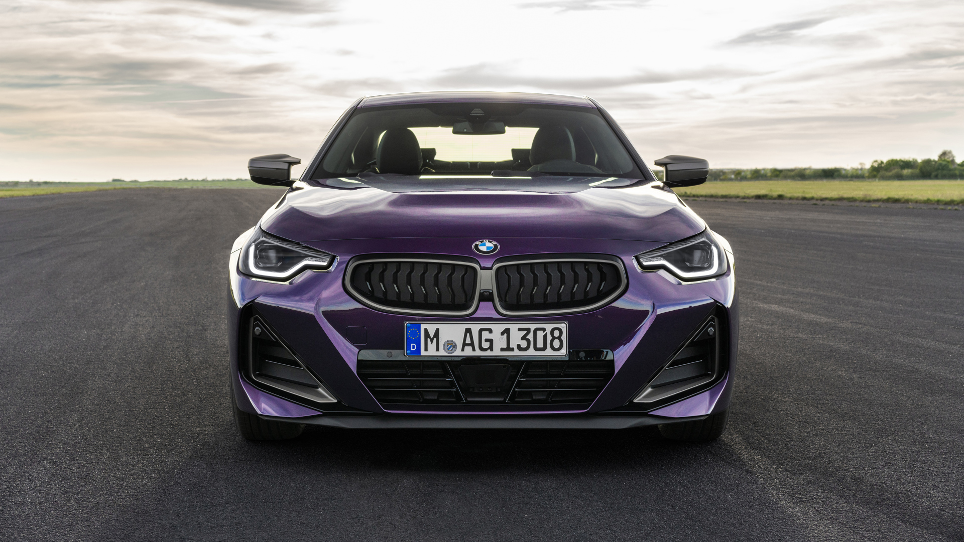 Красивый автомобиль BMW M240i XDrive Coupé 2021 года вид спереди