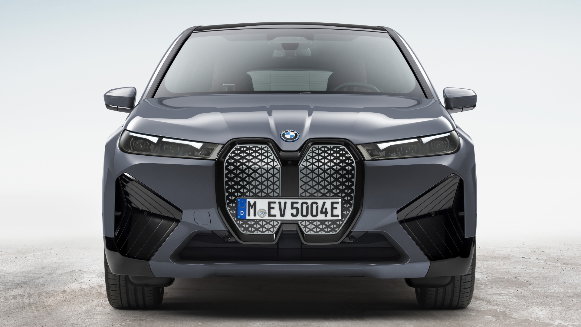 Серебристый автомобиль BMW IX XDrive50 Sport 2021 года на белом фоне