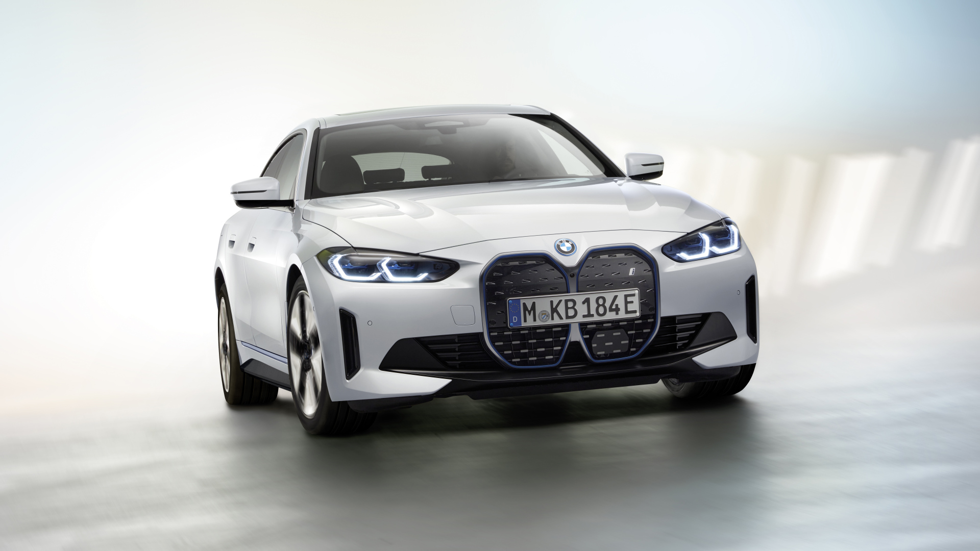 Автомобиль BMW I4 2021 года