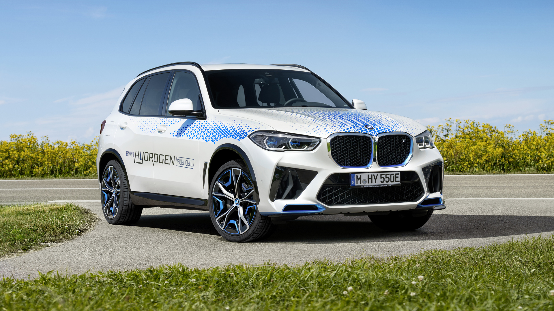 Внедорожник BMW IX5 Hydrogen 2021 года на фоне голубого неба