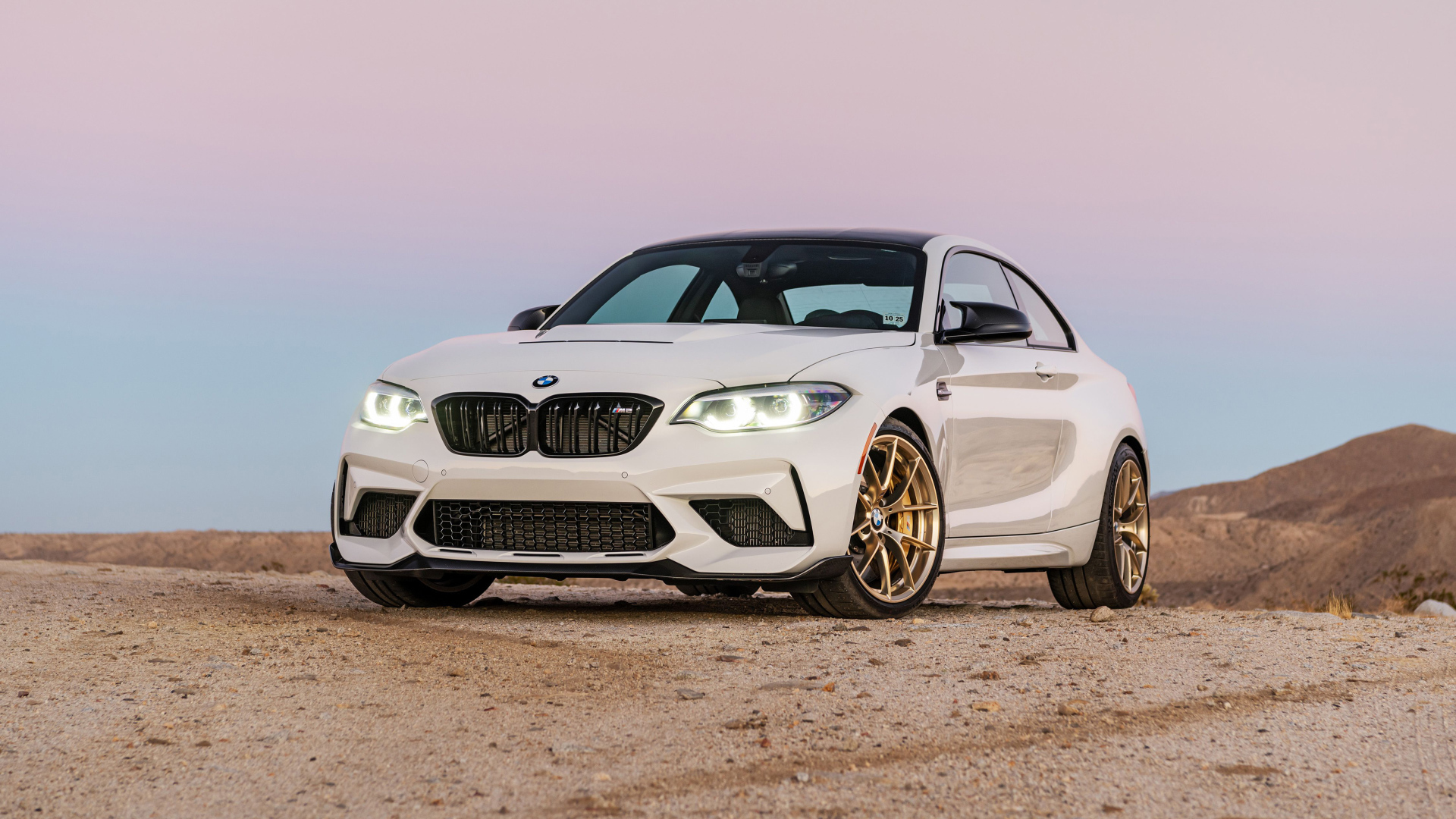 Красивый белый автомобиль BMW M2 CS, 2021 года