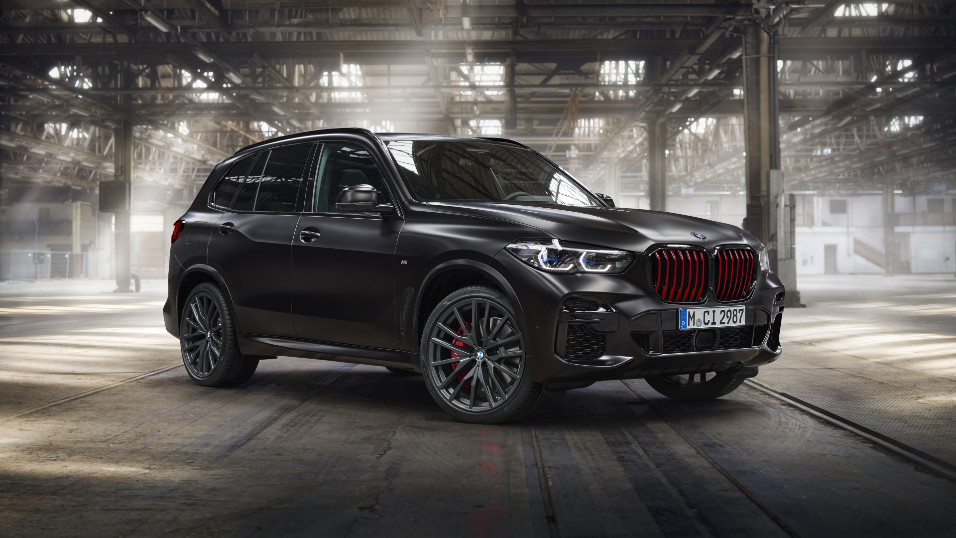 Черный внедорожник BMW X5 M50i, 2021 года на заводе