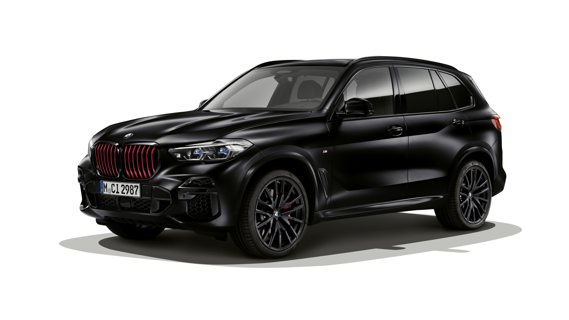 Черный автомобиль BMW X5 M50i, 2021 года на белом фоне