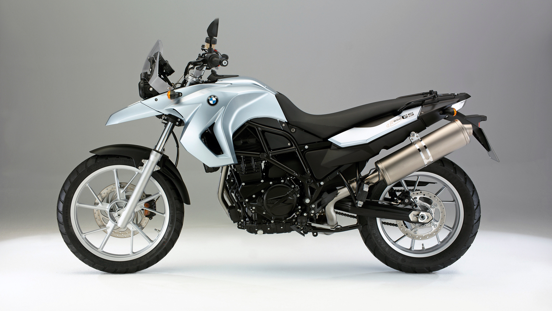 Мотоцикл BMW  F 650 GS на сером фоне 