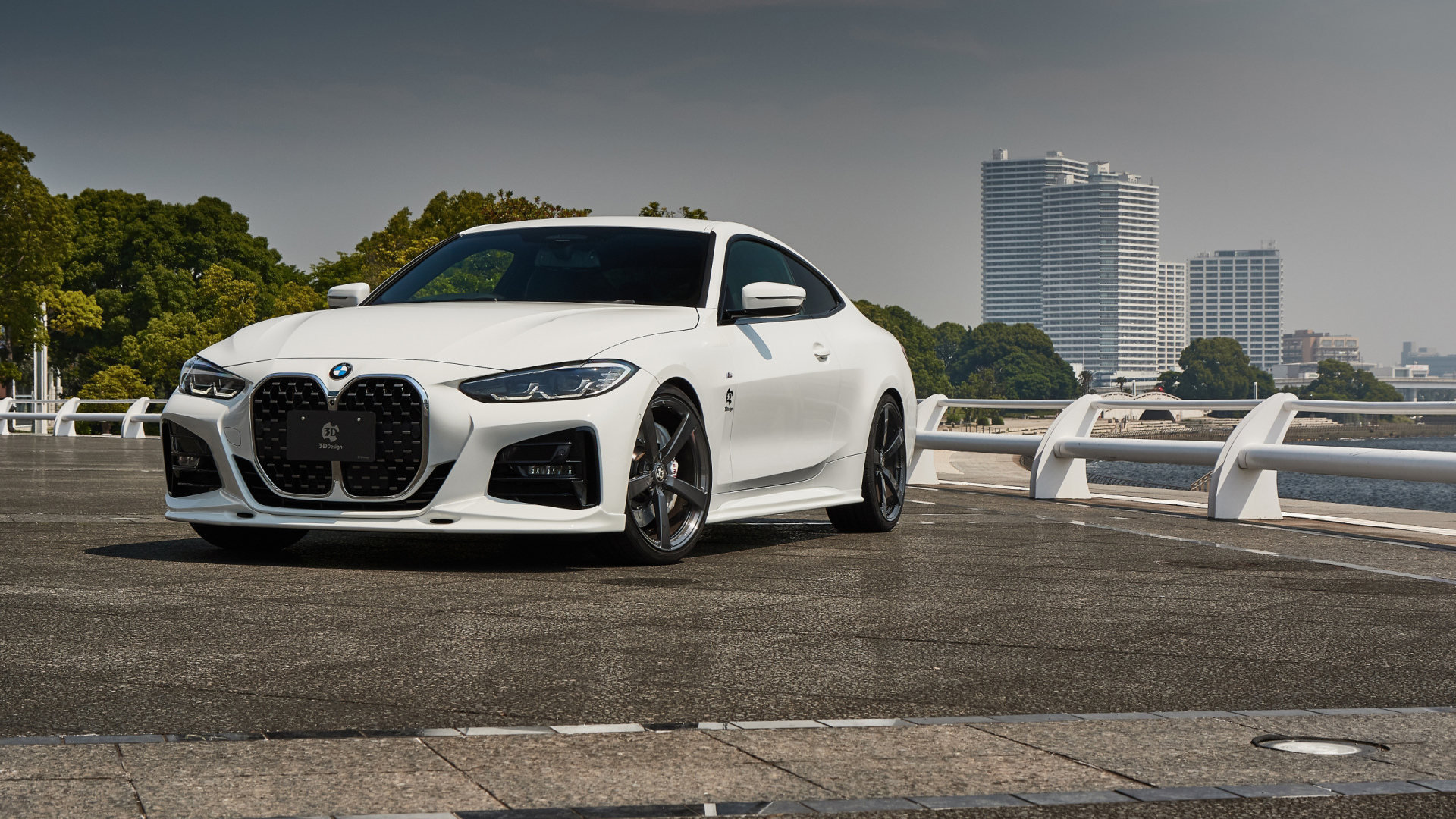 Белый автомобиль BMW 4 Series Coupé M Sport Package 2021 года у города