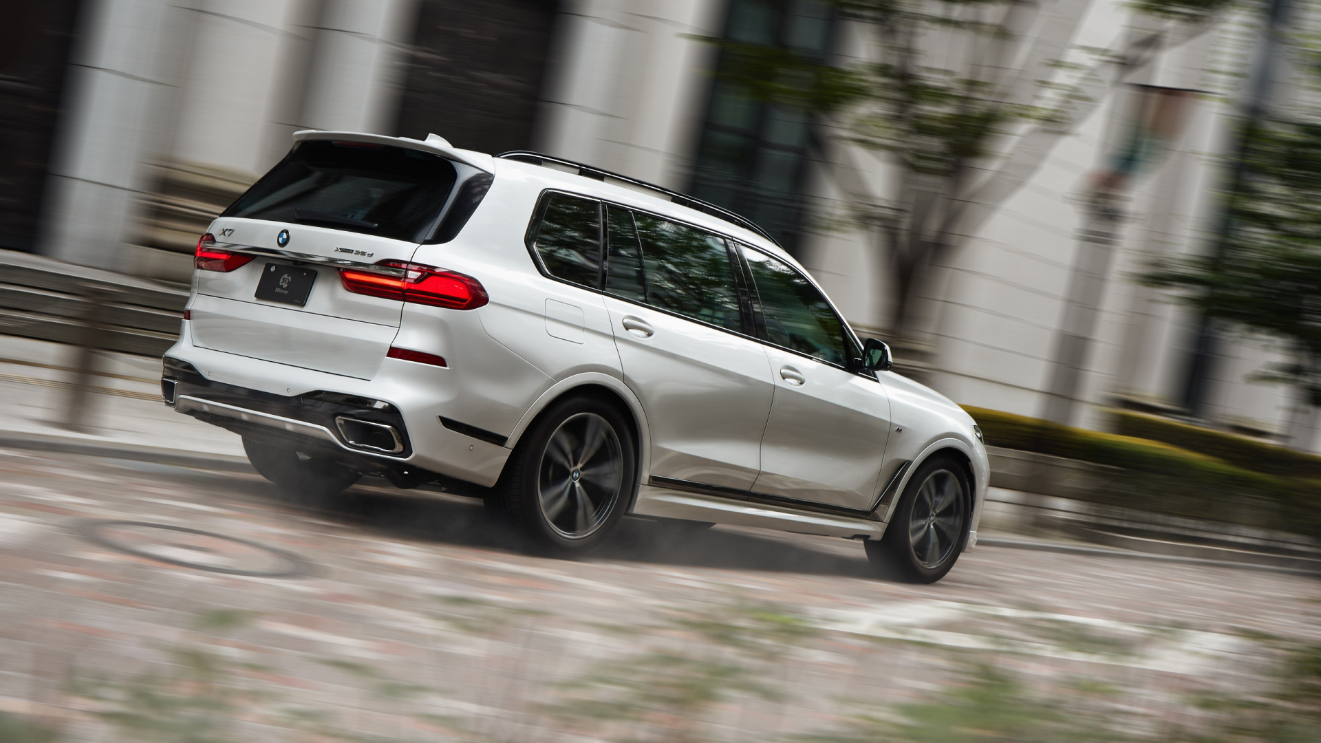 Белый автомобиль BMW X7 XDrive35d M Sport 2021 года вид сзади 