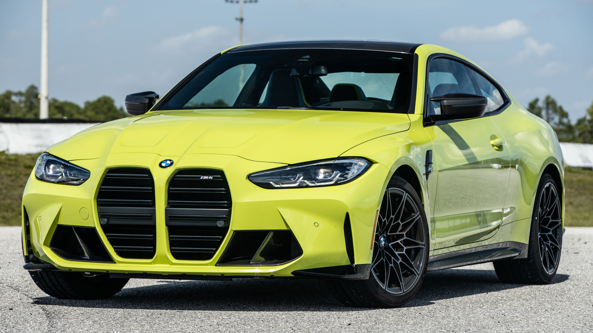 Желтый автомобиль  BMW M4 Coupé, 2021 года