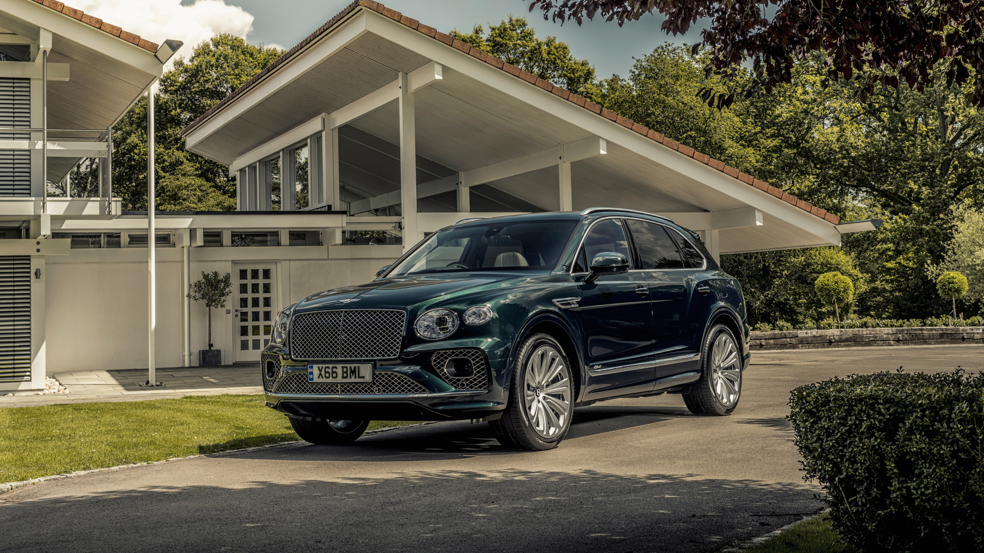 Автомобиль Bentley Bentayga Hybrid 2021 года у дома