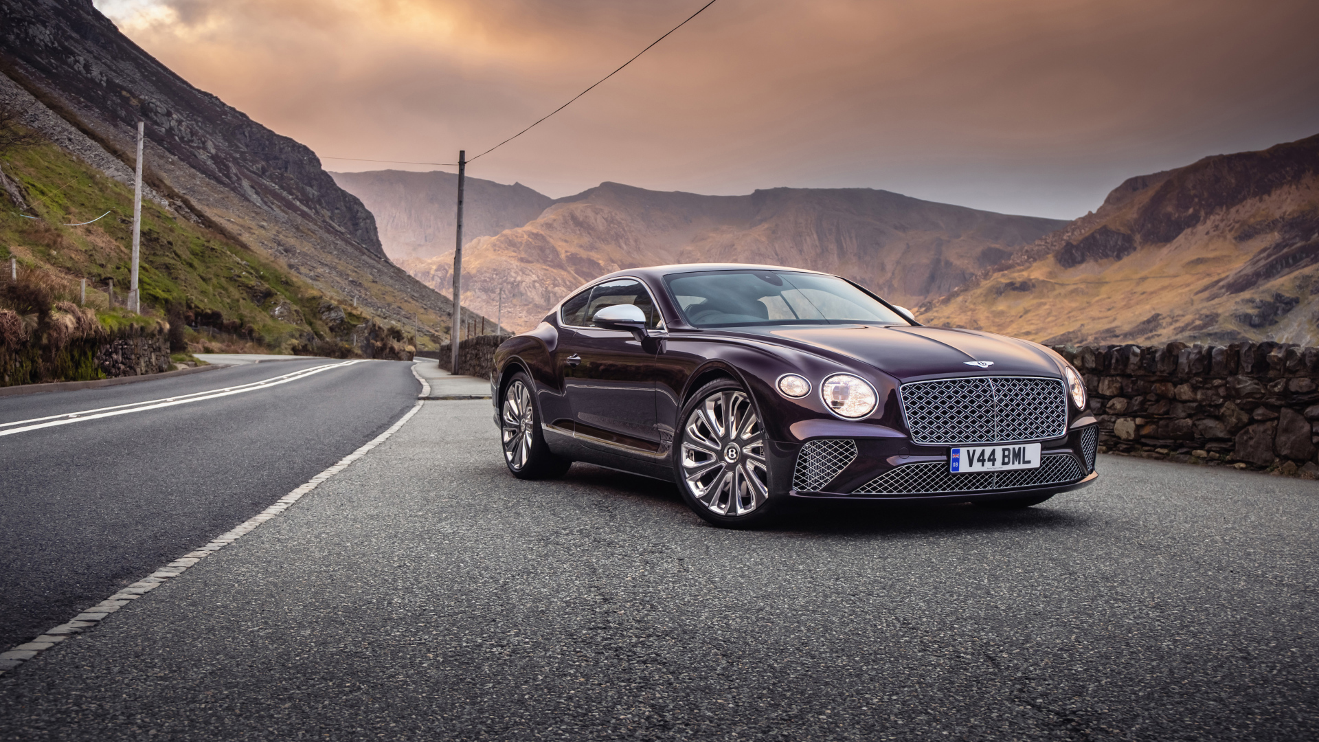 Дорогой Bentley Continental GT Mulliner на трассе в горах