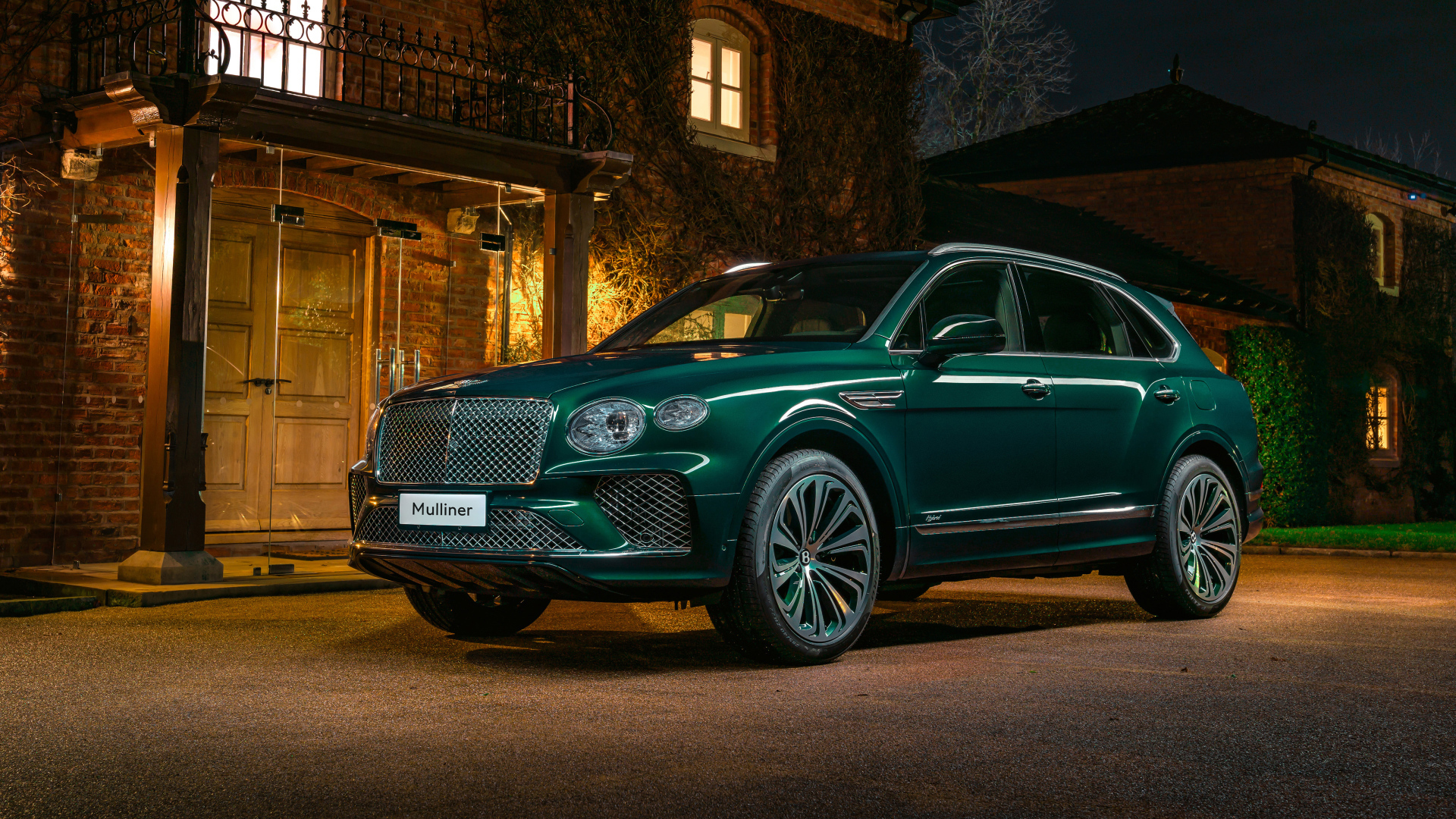 Зеленый автомобиль Bentley Mulliner Bentayga Hybrid 2021 года
