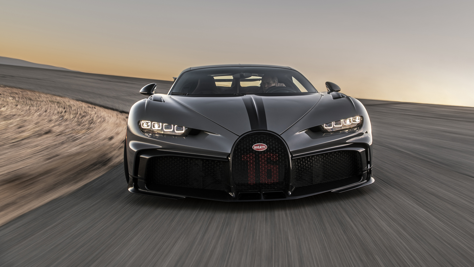 Автомобиль Bugatti Chiron Pur Sport на трассе