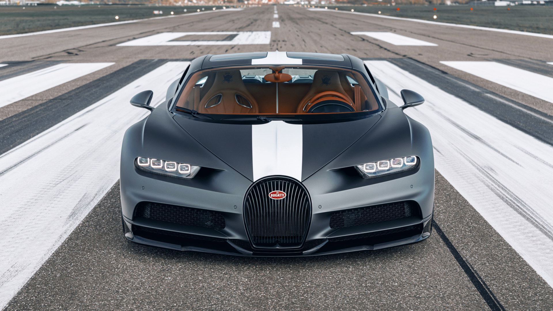 Спортивный автомобиль Bugatti Chiron  на гоночной трассе