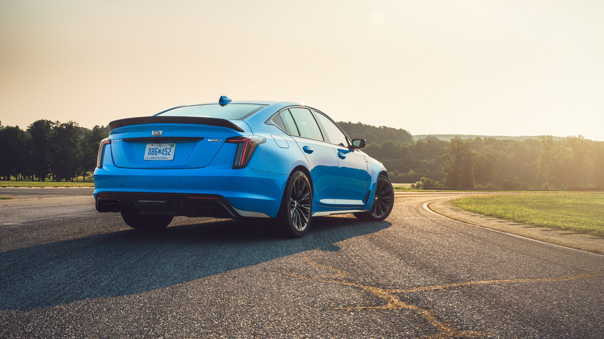 Голубой автомобиль Cadillac CT5-V Blackwing, 2022 года вид сзади