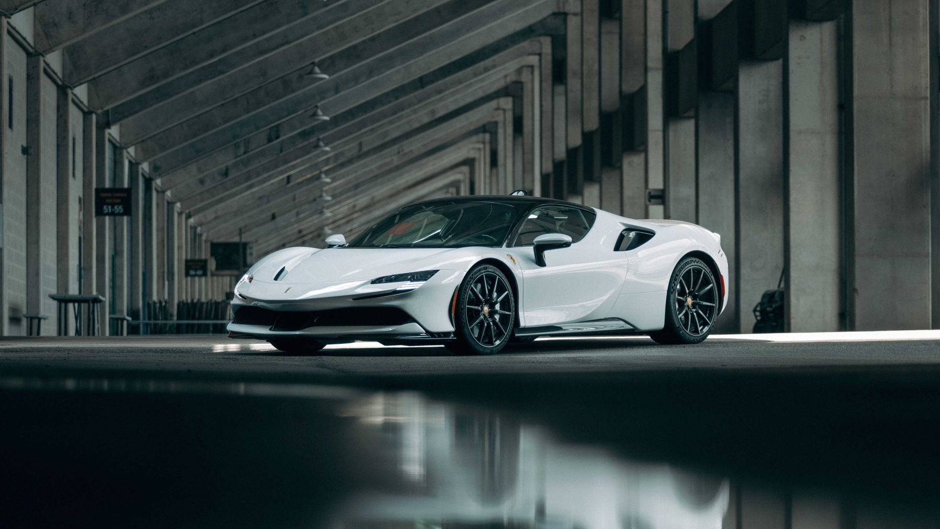Белый автомобиль Ferrari SF90, 2021 года в ангаре 