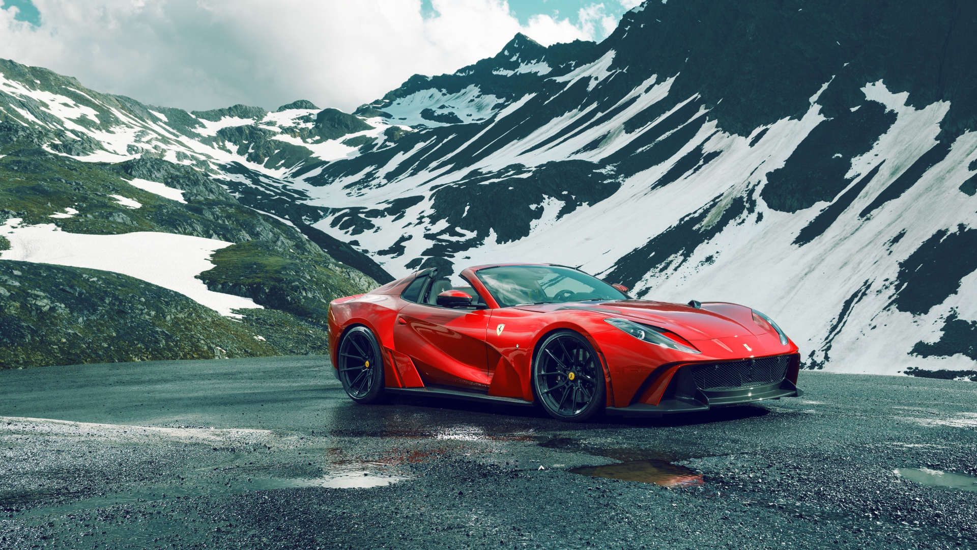 Красный автомобиль Novitec Ferrari 812 GTS N-Largo 2021 года у заснеженной горы