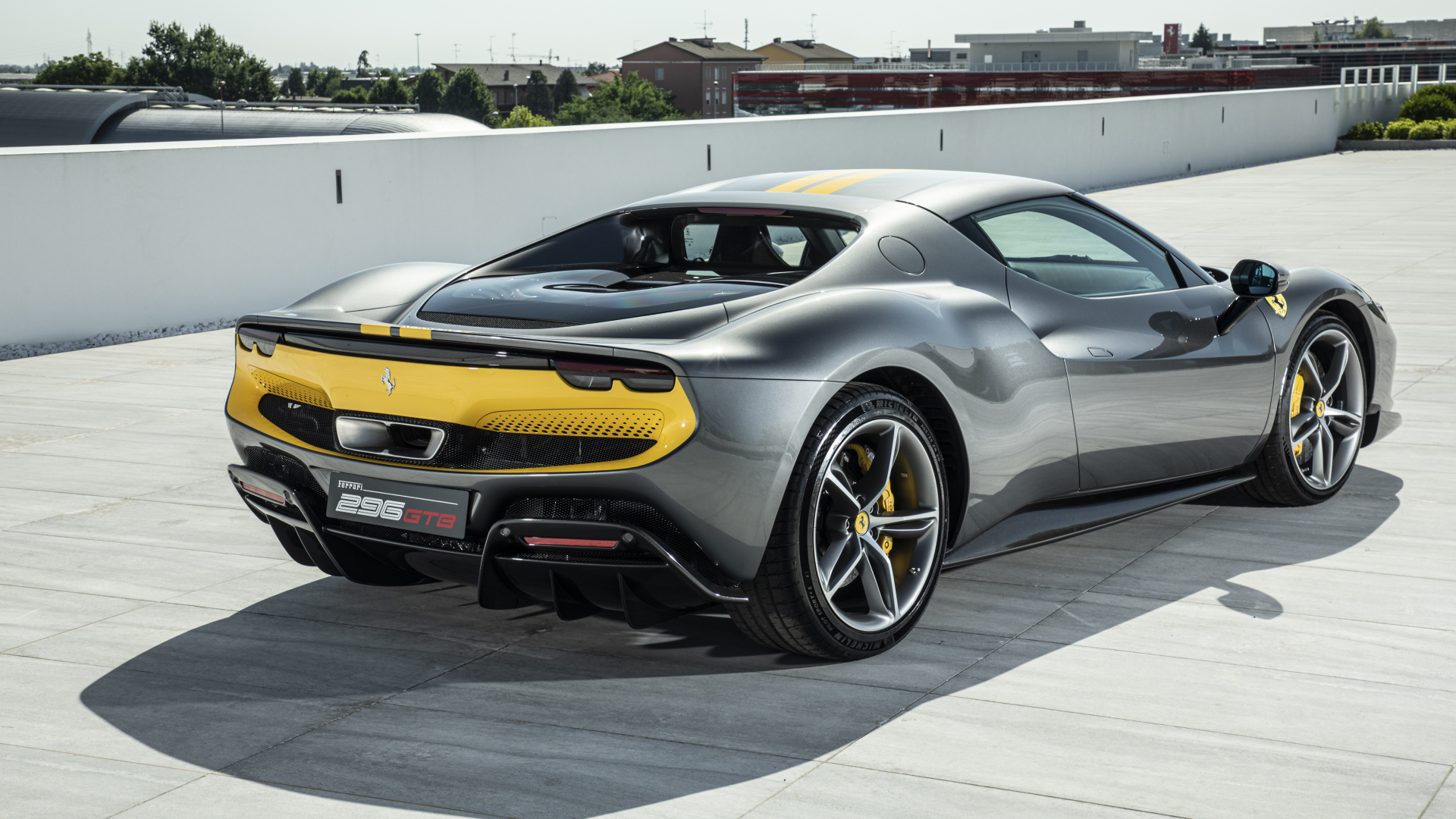 Автомобиль Ferrari 296 GTB Assetto Fiorano 2022 года вид сзади