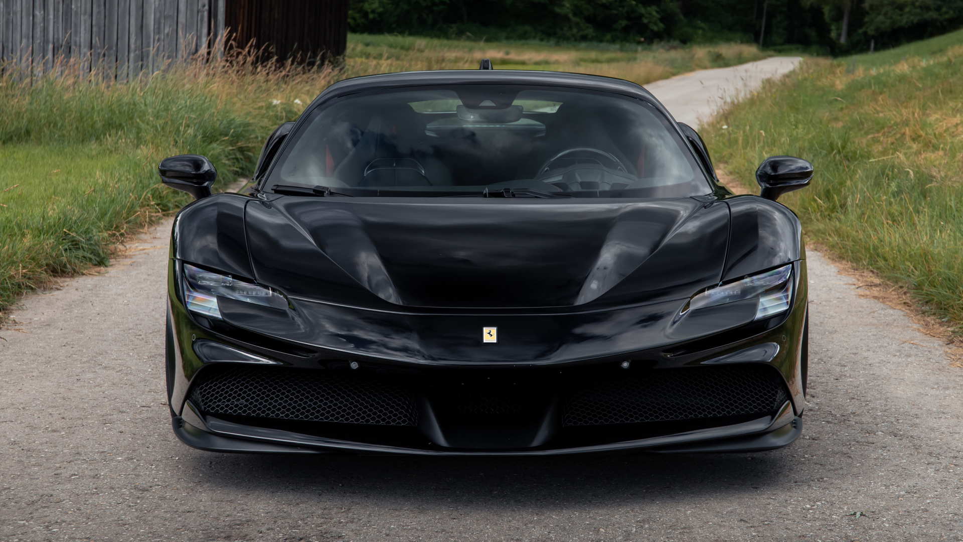 Черный автомобиль Novitec Ferrari SF90 Stradale 2021 вид спереди