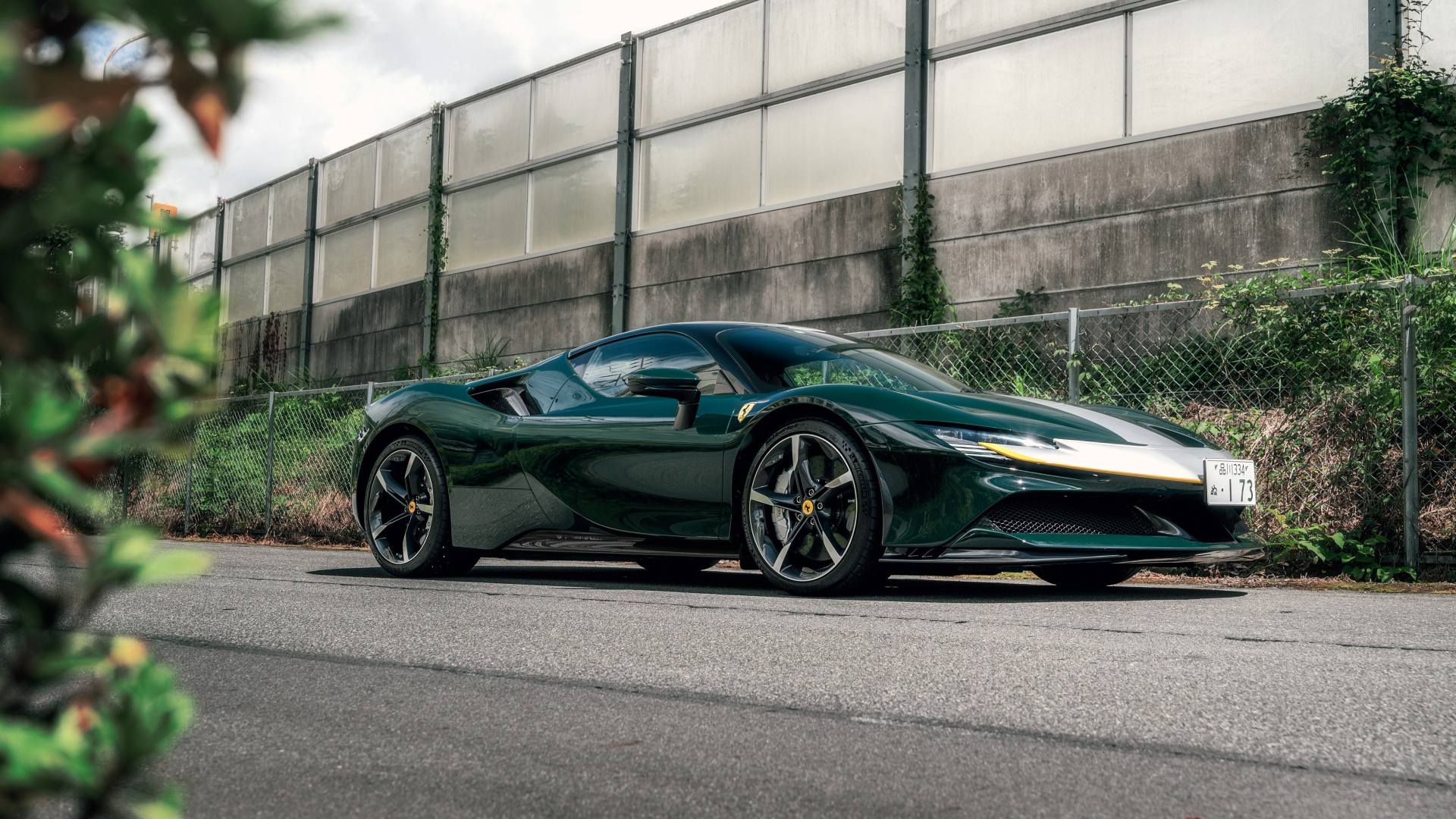 Автомобиль Ferrari SF90 Stradale Assetto Fiorano у стены