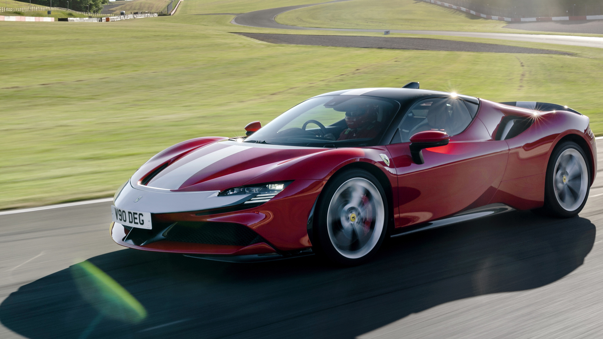 Красный быстрый Ferrari SF90 на трассе