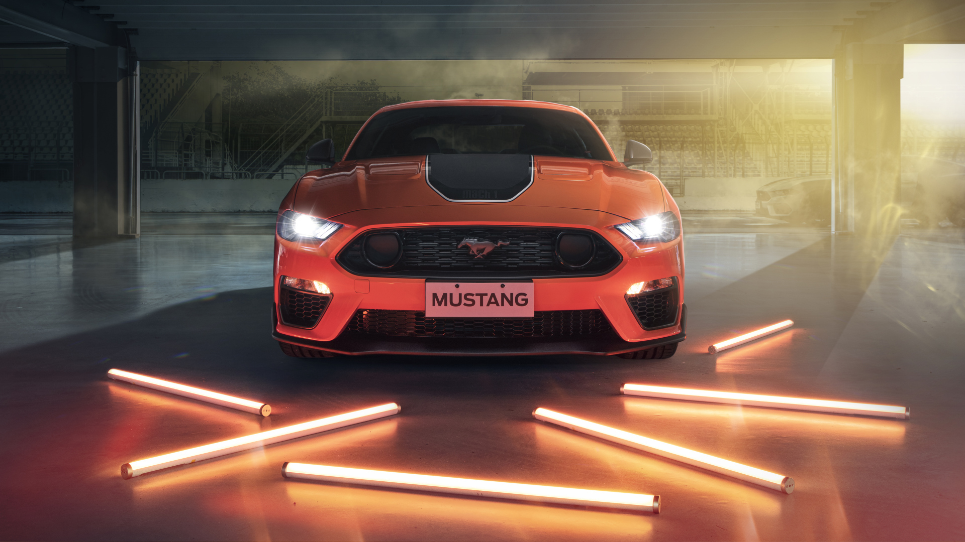 Включенные фары автомобиля Ford Mustang Mach 1, 2021 года
