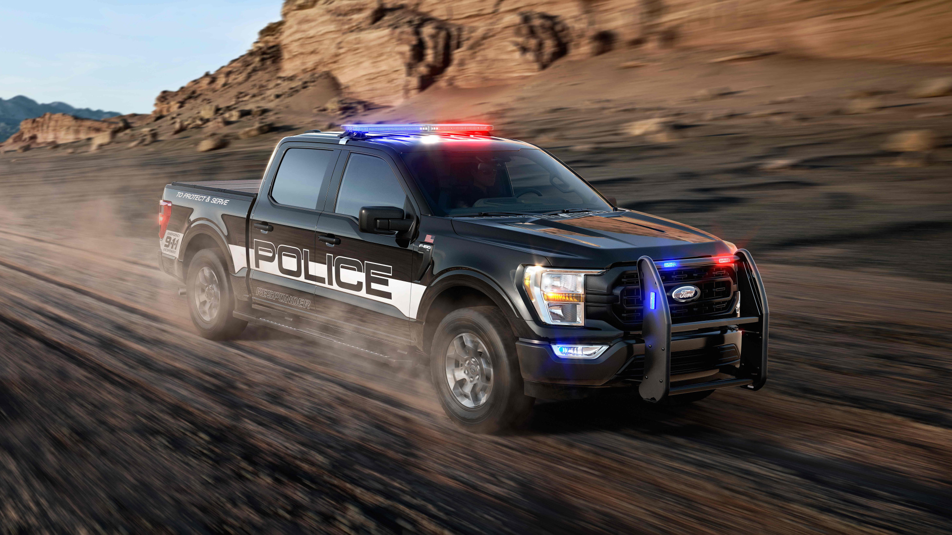 Черный пикап Ford F-150 Police Responder, 2021 года на трассе