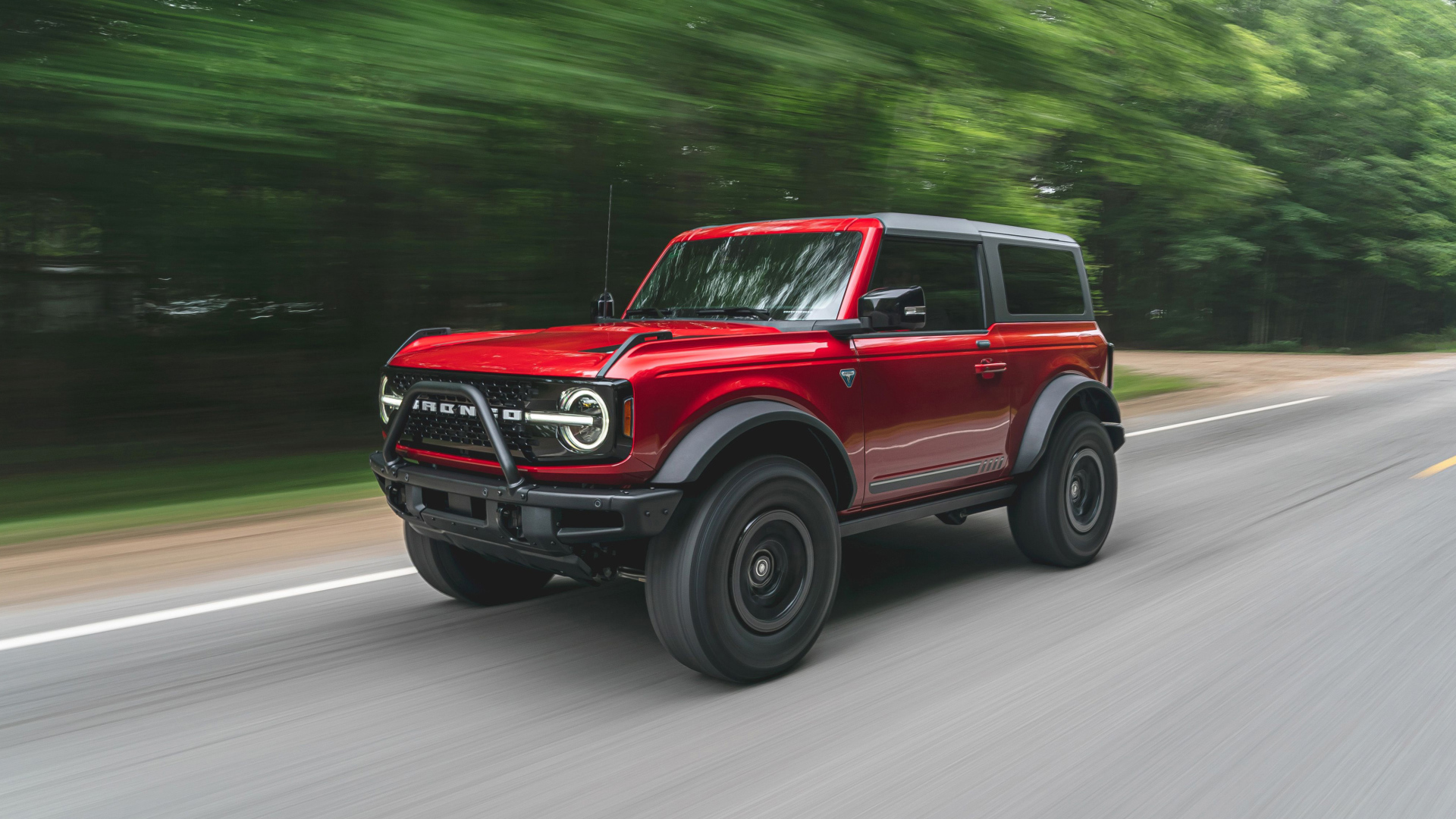 Красный внедорожник  Ford Bronco 2-Door 2021 года на дороге