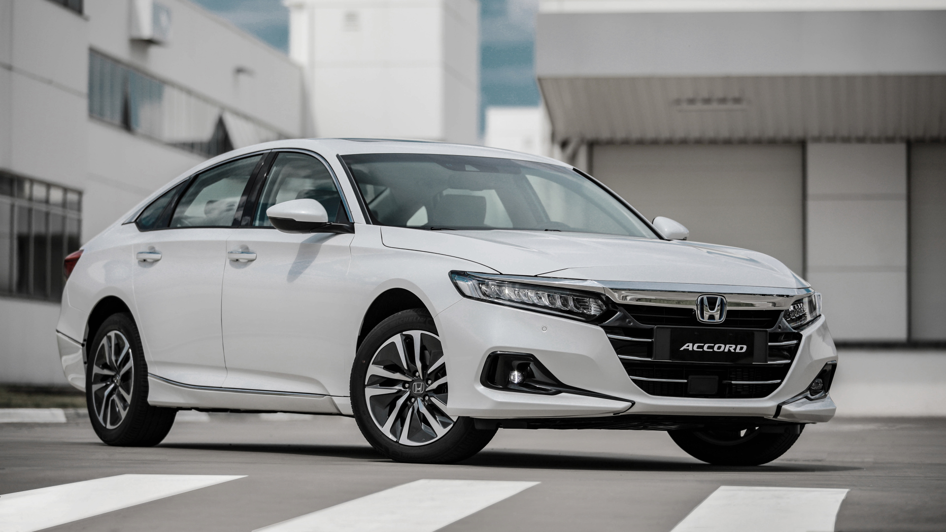 Белый автомобиль Honda Accord EHEV 2021 года у дома