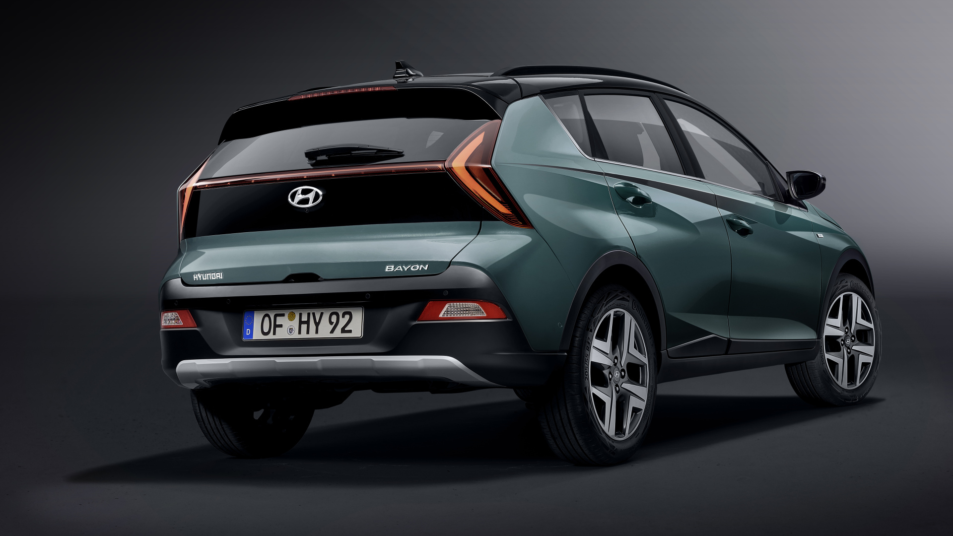 Автомобиль Hyundai IONIQ 5 2021 года вид сзади на сером фоне