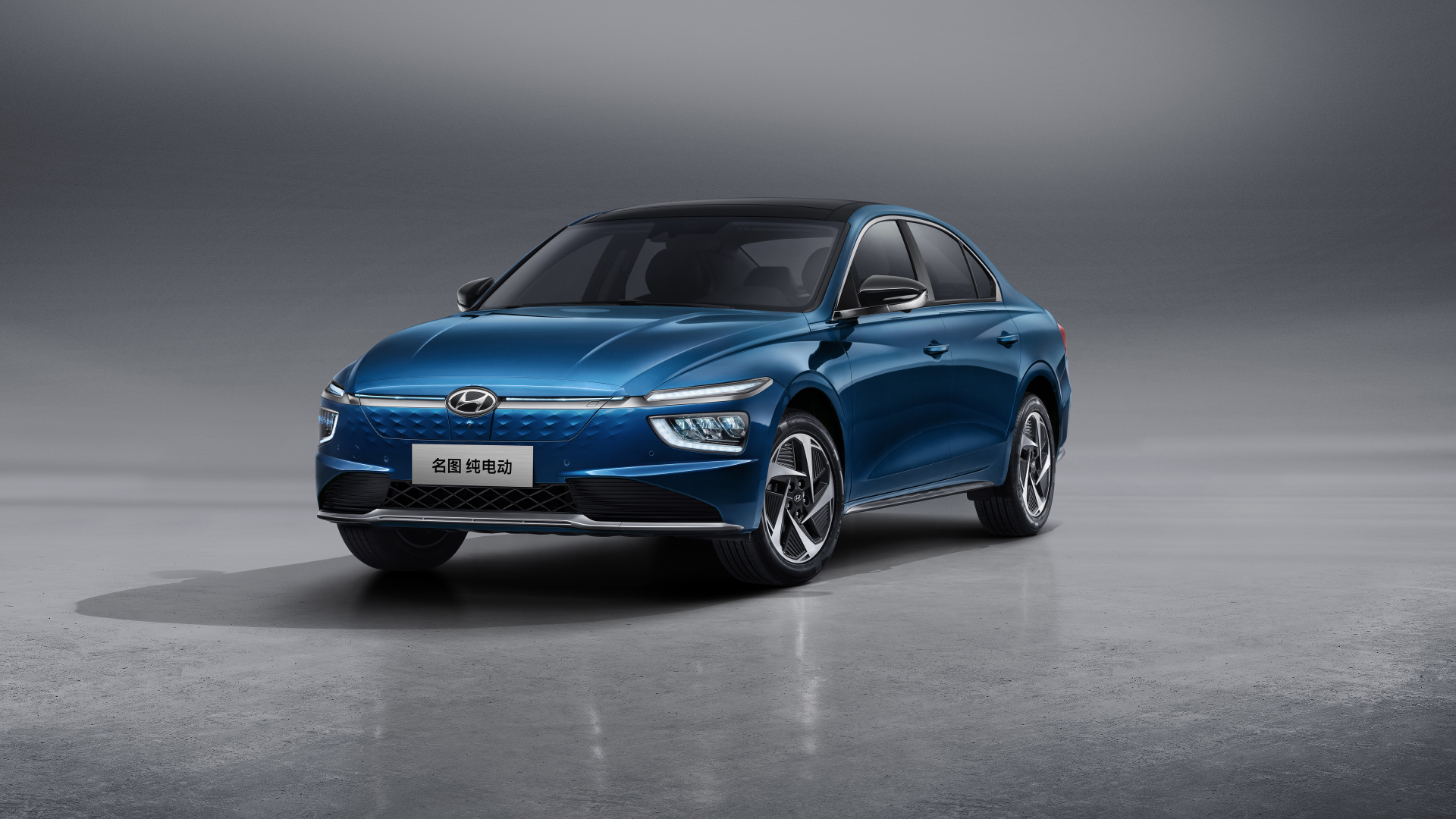 Автомобиль Hyundai Mistra EV 2021 года на сером фоне