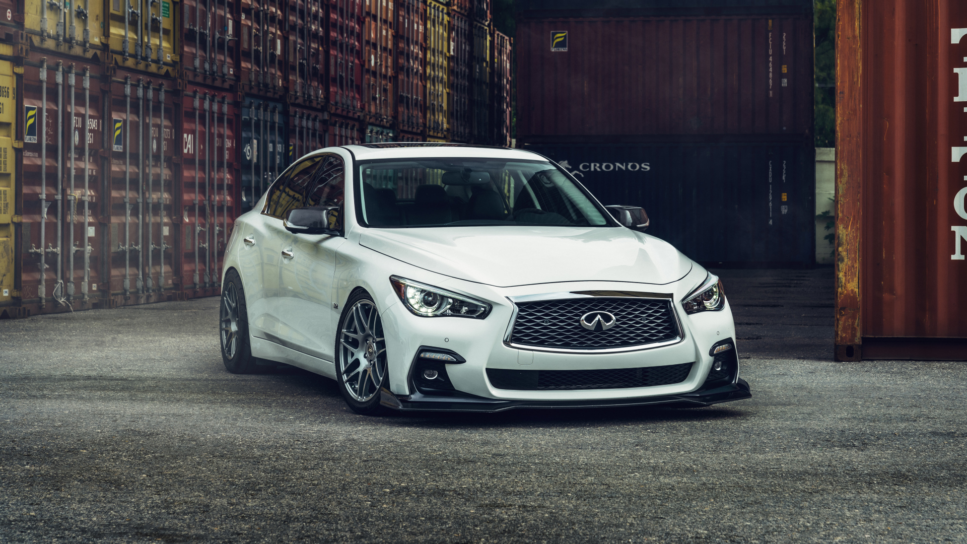 Белый автомобиль Infiniti Q50, 2021 года в порту