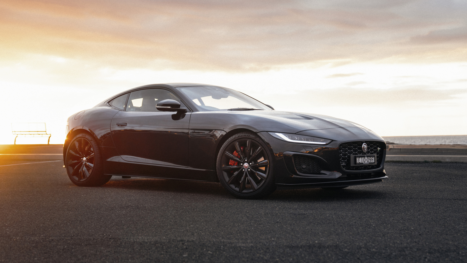 Черный автомобиль Jaguar F-Type R Coupé в лучах солнца