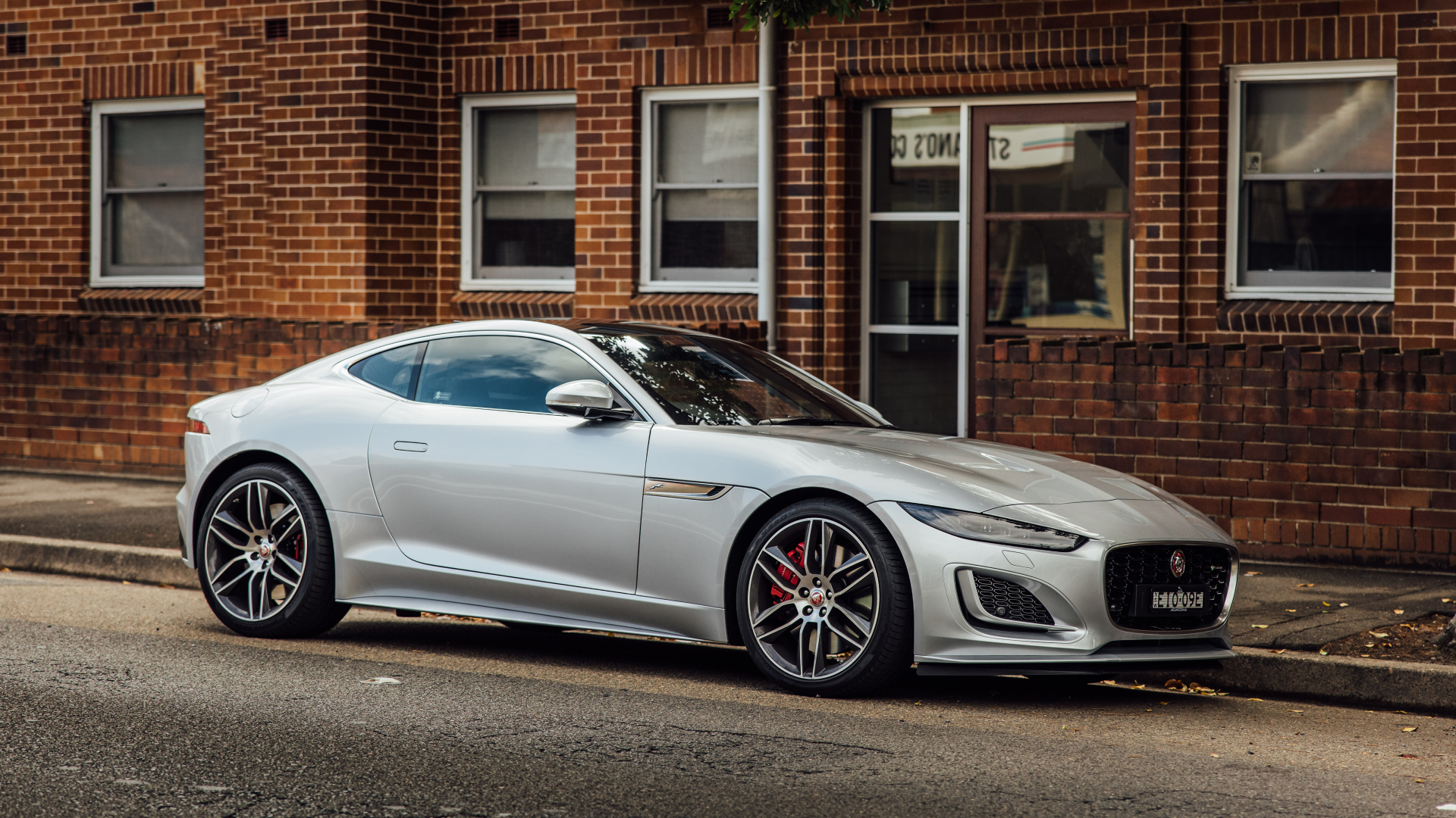 Серый автомобиль Jaguar F-Type P380, у стены