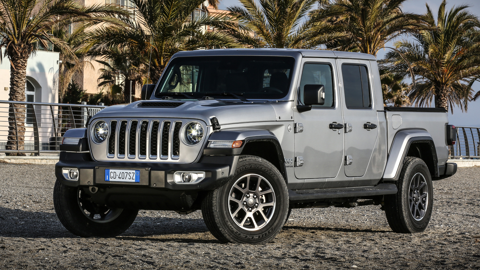Серебристый пикап Jeep Gladiator Overland 2021 года