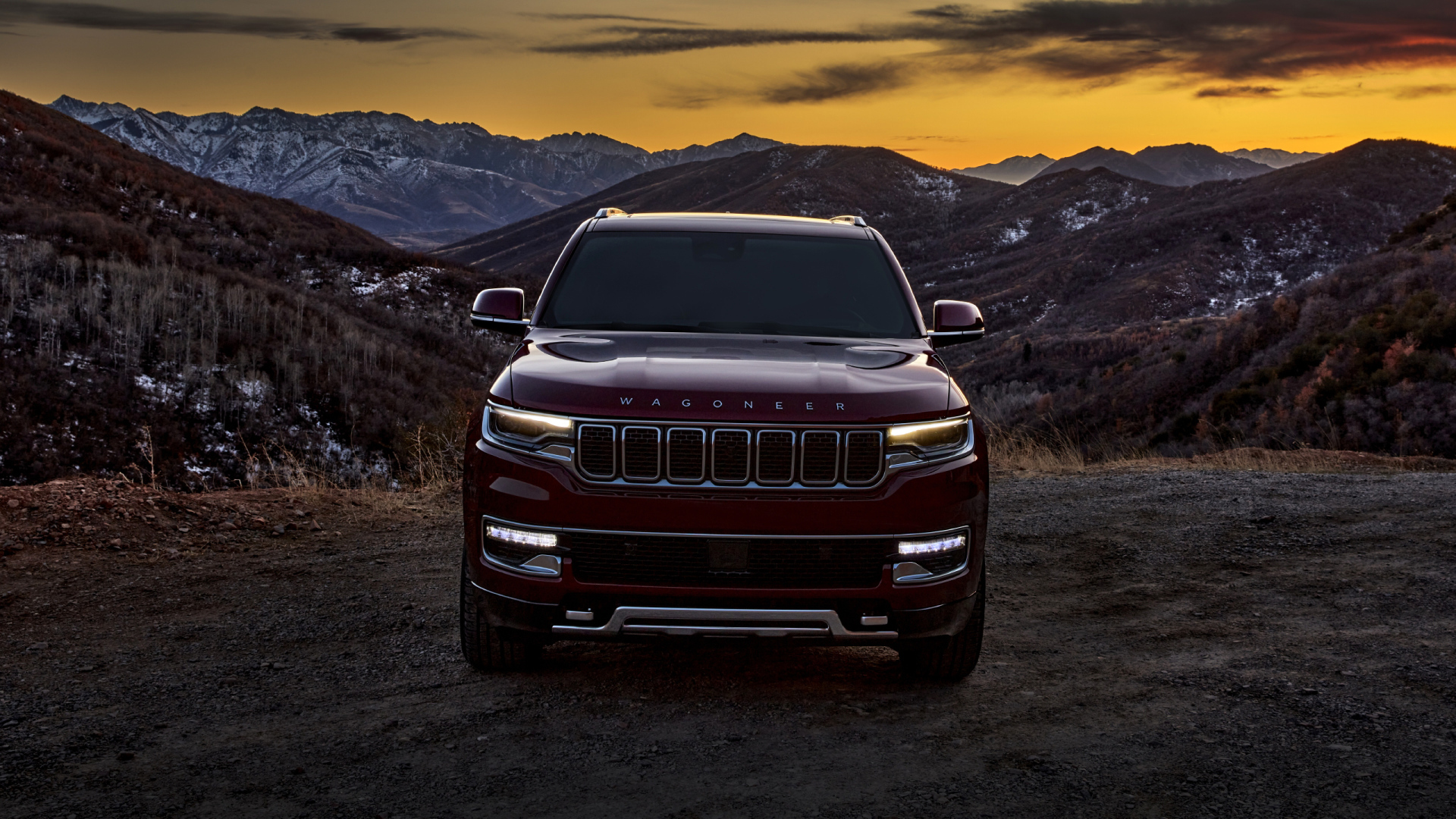 Внедорожник Jeep Wagoneer Series II Premium, 2022 года на фоне заката в горах