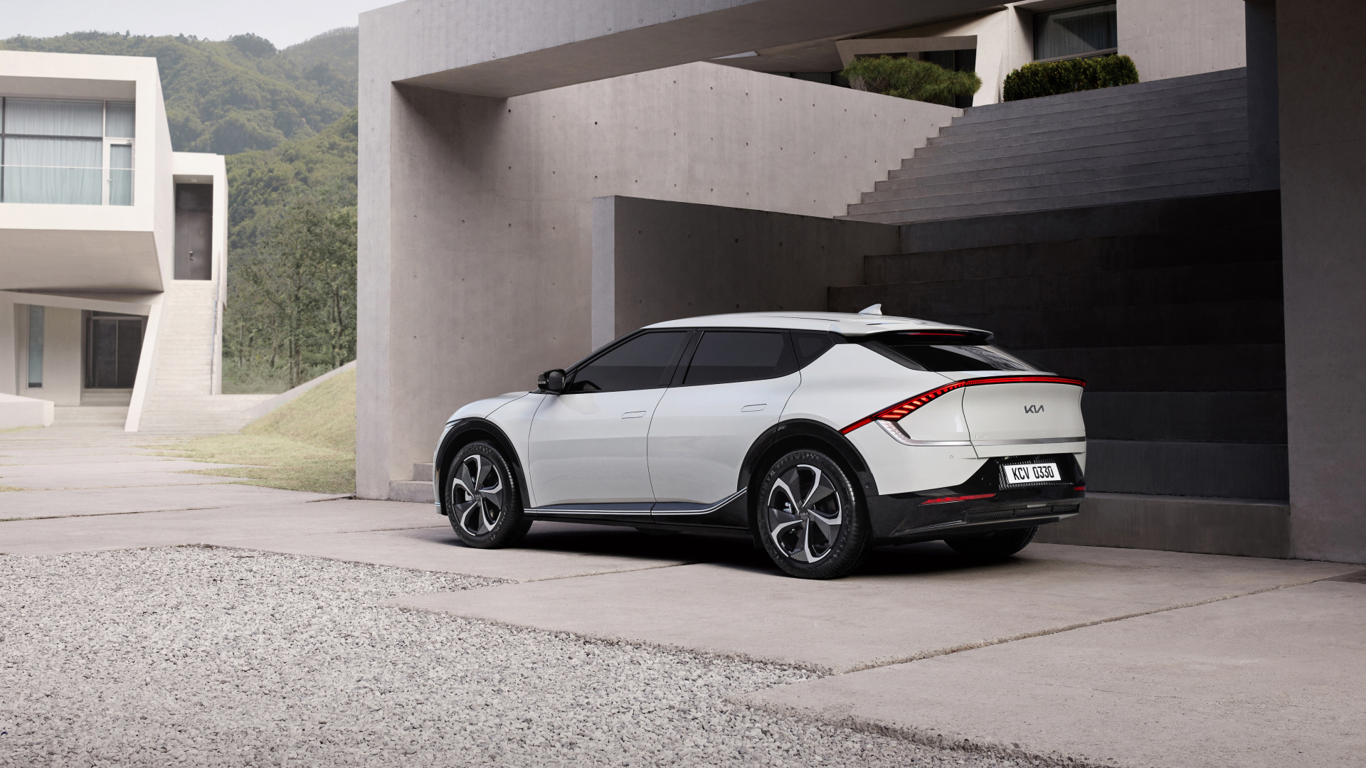 Белый кроссовер Kia EV6 2021 года вид сзади