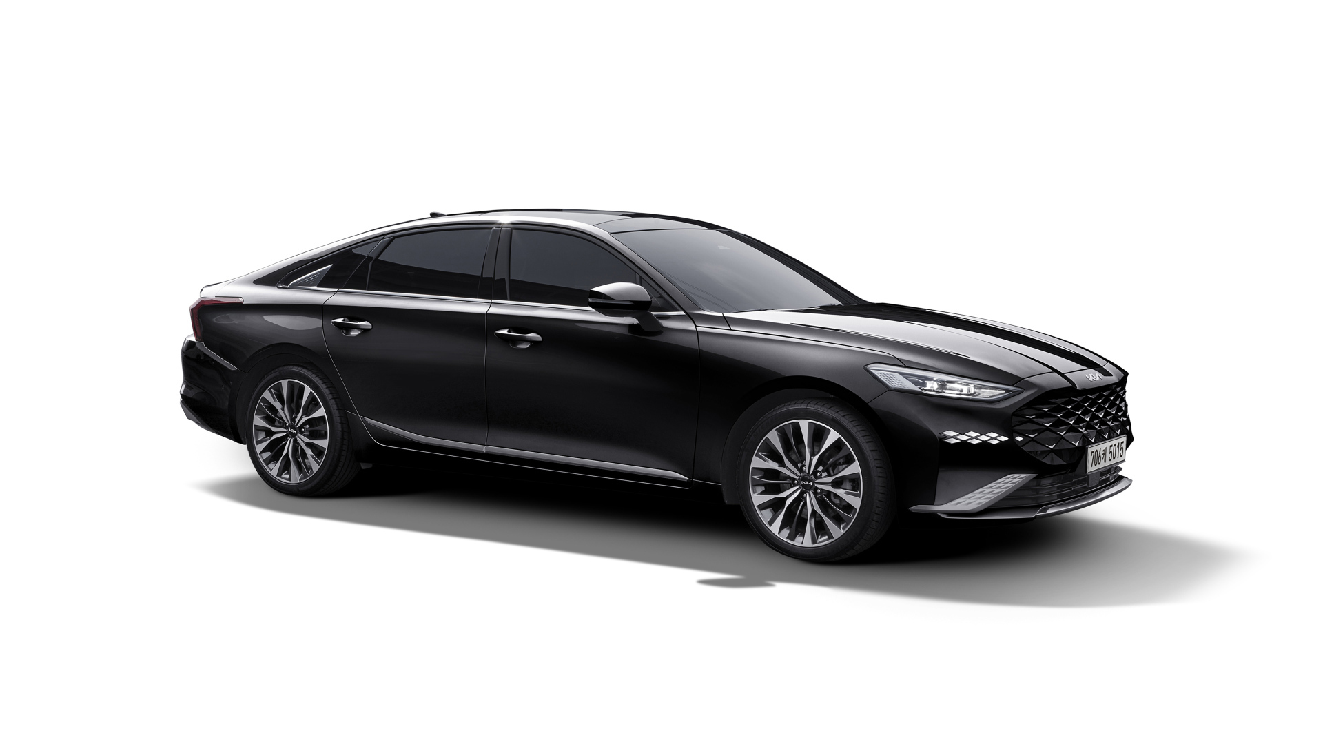 Черный стильный автомобиль Kia K8 2021 года на белом фоне