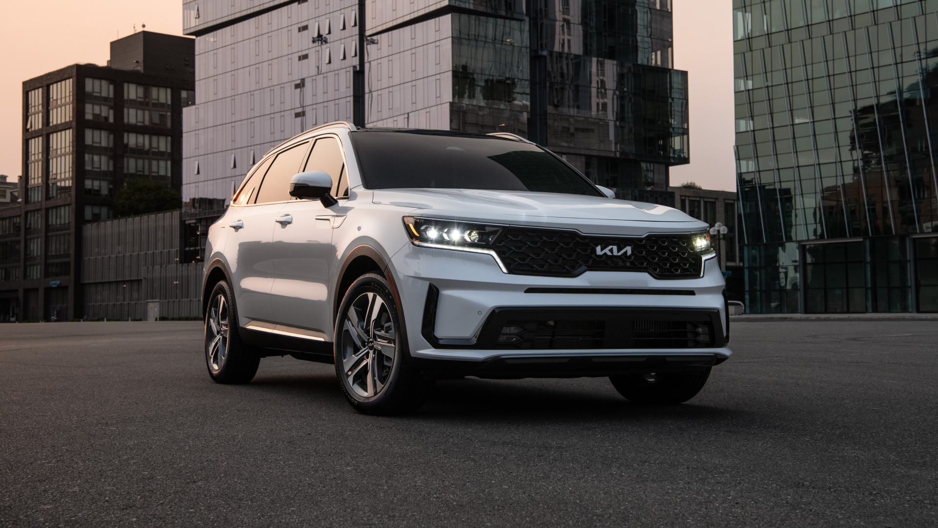Белый автомобиль  Kia Sorento, 2022 года вид спереди