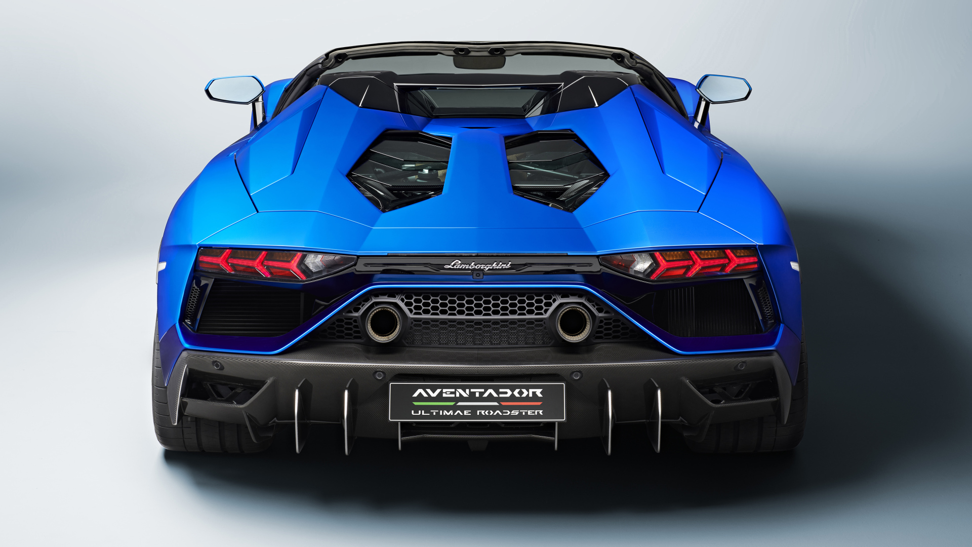 Синий автомобиль Lamborghini Aventador LP 780-4 Ultimate Roadster 2021 года вид сзади
