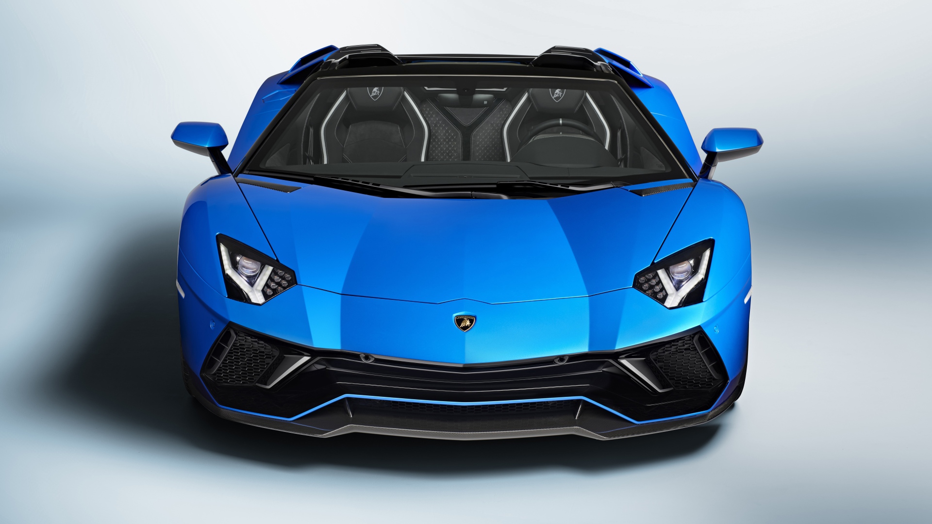 Синий автомобиль Lamborghini Aventador LP 780-4 Ultimate 2021 года вид спереди